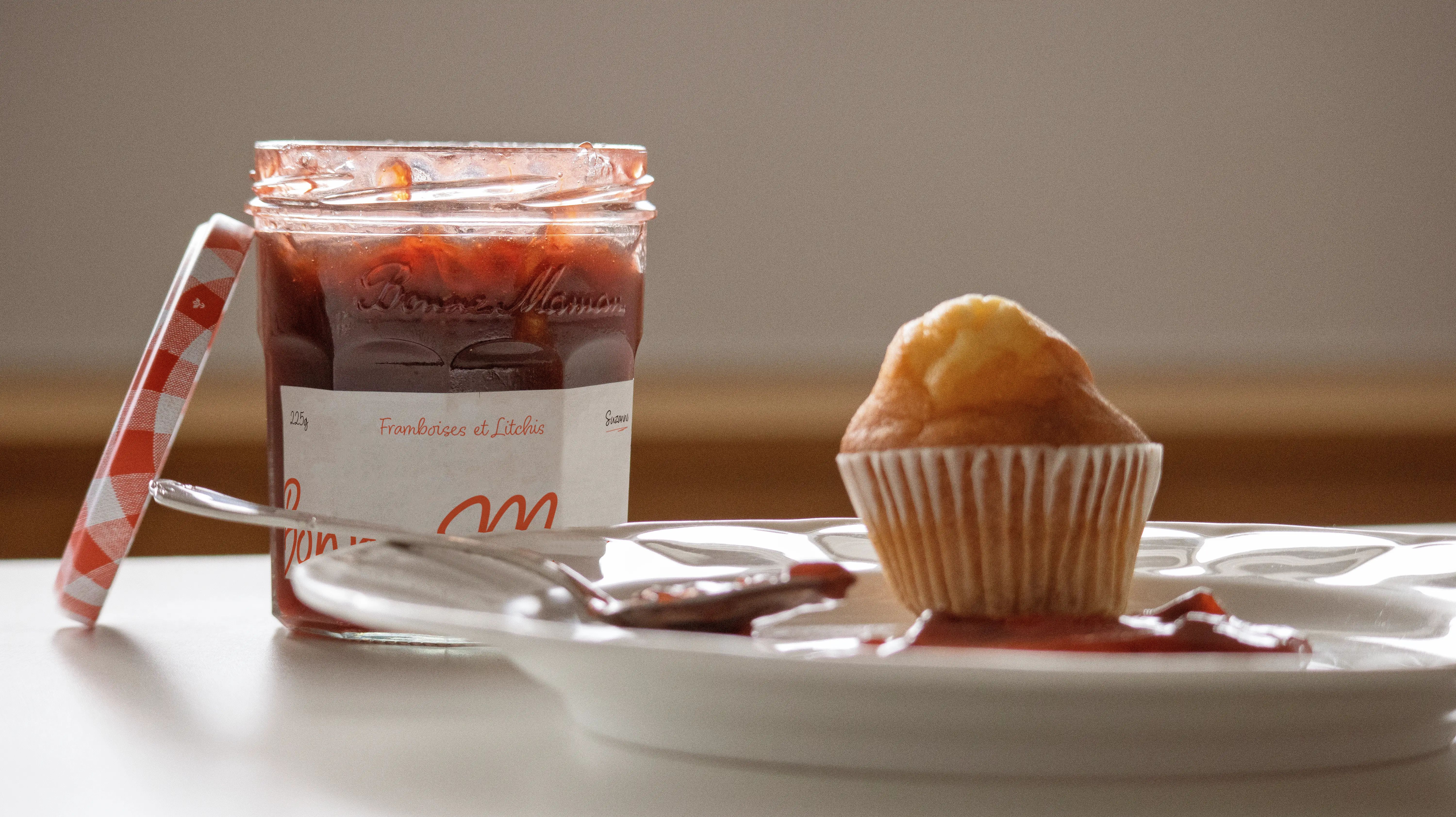Photographie d'une mise en situtation du pot de confiture et sa nouvelle étiquette